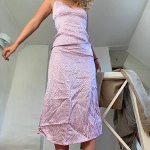 Slipdress från Motel Rocks  - NY ANNONS🌸🌸 Jättefin slipdress i rosa leopardmönster som aldrig har kommit till användning 