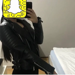 Skinnjacka  - Denna fina skinnjackan är från chiquelle köpte den för 699kr ,tyvär är den för liten på mig använt den en vår endast! Bra kvalite inget slitet eller något ,bevis kan skickas 😘  pris kan diskuteras
