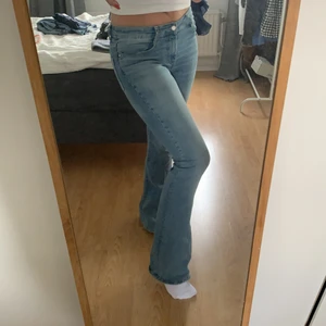 Zarajeans - Bootcut jeans från Zara i storlek 38. Passar mig perfekt som är 173 cm lång! Säljer då jag inte får användning för dem längre. Tyvärr har sömmen gått upp på ena kanten (se sista bilden) vilket inte syns när de sitter på över huvudtaget! 150kr+frakt.