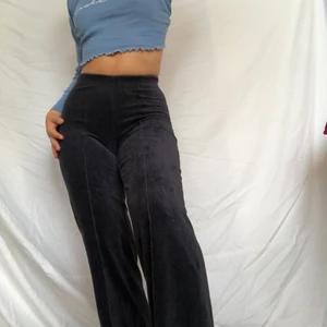 Manchesterbyxor  - Underbara manchesterbyxor i storlek xs. Visas på en m och funkar för mig! De når ner i golvet på mig som är 168. Gott skick, utan defekter. Köpare står för 66kr frakt. Ger fina former! Har resår i midjan och tyget är stretchigt hela vägen ner. Köp direkt 230 + frakt