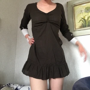 Klänning - Gullig witchy klänning i svalt material, tunn bomull tror jag. Har en liten slitning vid dragkedjan i sidan, kolla bild 🌅 jag har s