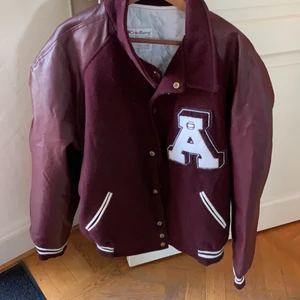 Baseball jacka (Cran Barry) - Jätte fin baseball jacka i storlek L. Inner fodrad med läder armar. Kan användas på både hösten och vinter. Köpt för 700 begagnad här på Plick. Själv säljer jag den för att den var lite för stor för mig. 