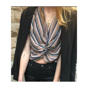 Topp  - Randig, glittrig super fin topp från zara! Funkar både off shoulder och ”vanligt”🤍