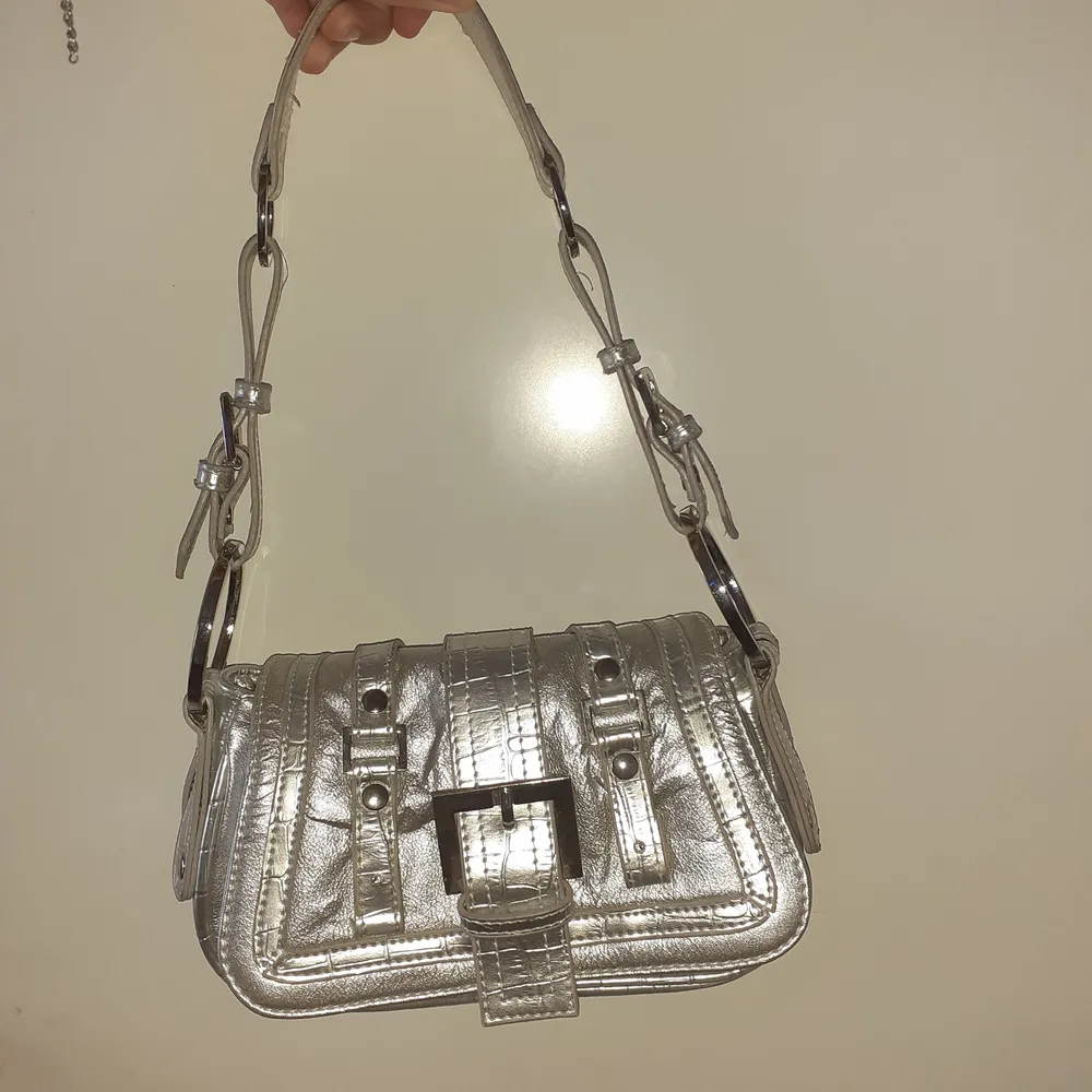 säljer en vintage silver väska som jag tyväör inte kommer till användning längre! buda! 💕 köparen står för frakt HÖGSTA BUD 280KR OBS! AVSLUTAS DEN 31 JULI KL.18.00. Väskor.