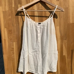 Vitt linne strl S 🧚‍♀️ - Super gullig vitt linne! Strl S och mycket bekväm samt i dunder kvalite 😁