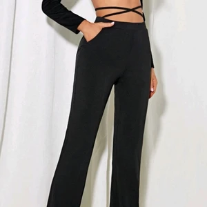 Black pants - Säljer dessa byxor jag köpt nyligen men kommer inte att använda. Den kommer med en sån "ribbon" som du kan snurra runt magen😍det blir jättefin😍. Storlek: xs. Bud start från 200 + frakt. Ignorera hashtagen.