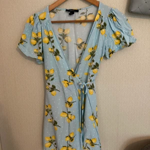 Klänning med citroner - Klänning från Forever 21. Mjuk att ha på sig, 100% viskos. Lite använd men fortfarande fint skick. Frakt ingår i priset💫