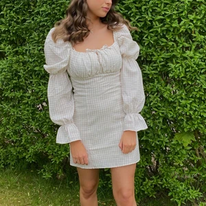 Klänning med puffärmar - Säljer denna jättesöta sommarklänning från HM som jag beställde i två storlekar varav den jag säljer är helt oanvänd, prislappen sitter kvar🤎 