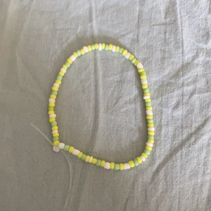 ✨armband✨ - Fint armband med gult grönt å vittt mönster ❤️