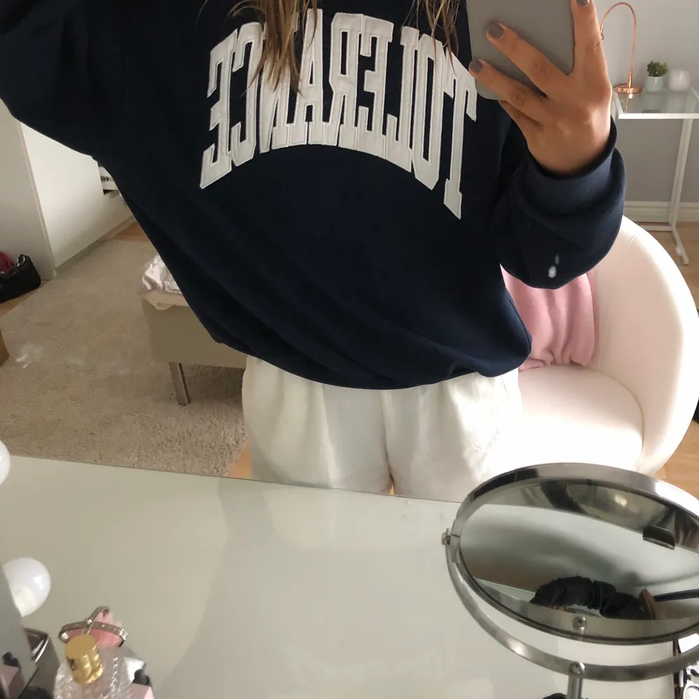 En jätteskön sweatshirt från Weekday med tryck, använd fåtal gånger. Storlek M, sitter lite oversized på mig som vanligtvis har S💕. Tröjor & Koftor.