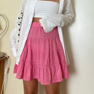 Rosa kjol - Säljer denna rosa fina kjol! Pruta får ni såklart också! Ni står för frakt 🚚 