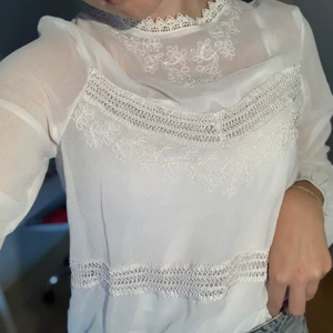Vit blus - Vit blus från Cubus i storlek 34. Fick i present men aldrig kommit till användning. Köpare står för frakten. Skriv vid frågor! 💞