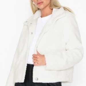 Teddy jacka från nelly - Superfin och helt oanvänd teddyjacka från Nelly, storlek 38. Nypris 599 kr 