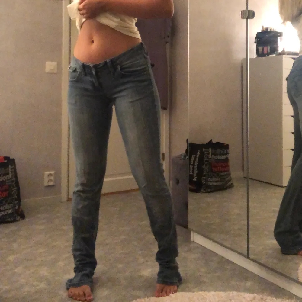 Säljer ett par vintage lågmidjade jeans💓 Väldigt långa på mig som är 167 cm så passar bra på någon som är lång. Annars funkar det ju jättebra att bara klippa av i den längden man vill ha. . Jeans & Byxor.