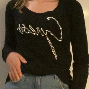 Guess tröja st xs-s - En svart långärmad tröja från guess, inte använd mycket! Köpare står för frakten 