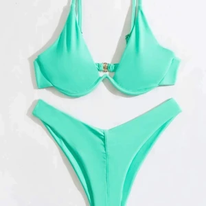 SHEIN storlek S - Nästintill helt nytt bikiniset. Köpte för ett par månadersen men har aldrig använt överdelen eller underdelen. Så säljer nu denna bikini för att den inte är till användning och kommer aldrig att vara 