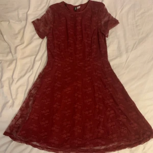 Söt lilaröd spetsklänning - 🖤En jättefin söt lilaröd aktig klänning med ett mesh-spets lager utanpå. Den är skitfin men använd sparsamt. Köparen står för frakten🥰