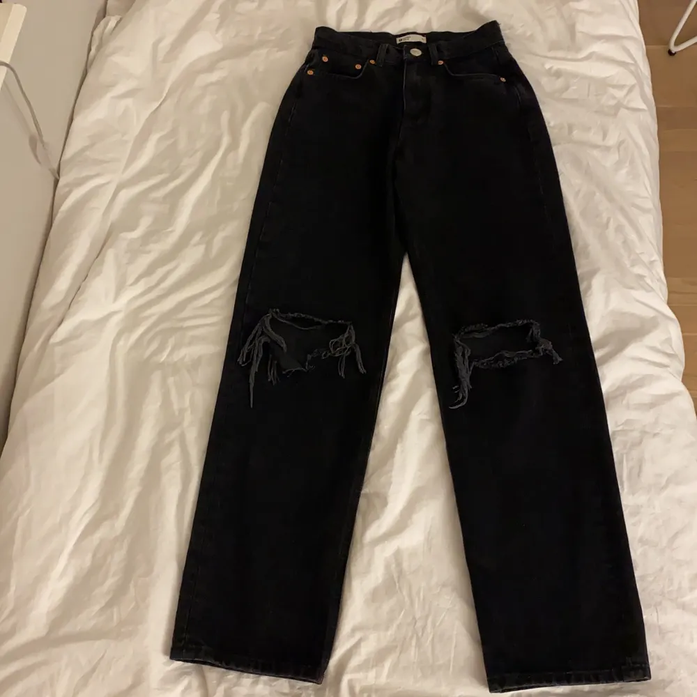 Säljer dessa fina jeans från Gina tricot. Aldrig använda då storleken inte passar. Ordinarie pris 599:-❤️. Jeans & Byxor.