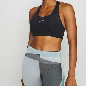 En helt oanvänd svart sport-bh från Nike. Säljer då den inte passade och inte hunnit lämna tillbaka produkten. Första bilden är lånad från nätet och är exakt likadan förutom sömmen under brösten.💕
