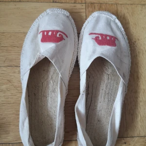 Espadrillos från Indiska storlek 38 - Storlek 38. I fint skick med ngn liten fläck som ni kan se på bilden. Nypris ca 200 kr. 