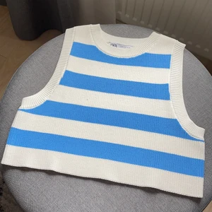 Zara väst  - Super fin ribbad väst i från Zara i storlek M, aldrig använd. Finns inte kvar på hemsidan. Säljes för 150 kr 