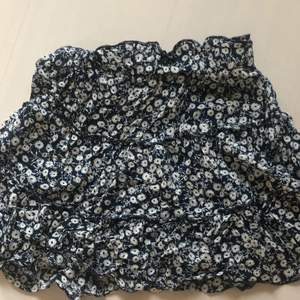 Blommig mörkblå kjol som inte är använd mycket alls max 3 gg 