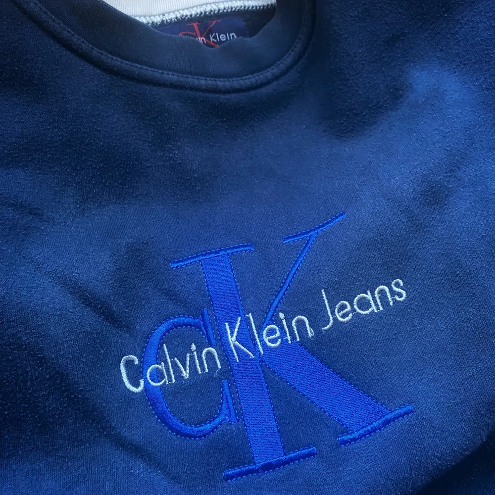 vintage, marinblå och äkta sweatshirt av Calvin Klein som är oversized. Den är lite lång men inget som man inte kan vika in i sina byxor eller mysa med och ha som pyjamas! (passar mig som har storlek S)  kontakta eller buda vid intresse:)) . Hoodies.