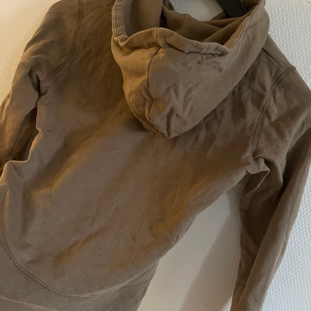 En brun zip hoodie från Ginatricot i super bra skick och super fin  med en luva där bak, ganska så säker på att den inte säljs längre. Hoodies.