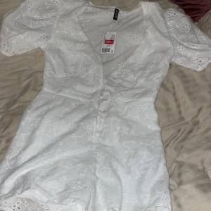 Jumpsuit - Så fin jumpsuit från HM. Helt ny med lappen kvar. Perfekt till sommaren!😊