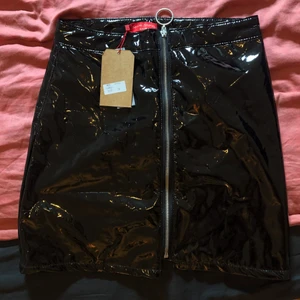 Lack kjol - Storlek 38! Oanvänd, frakt 30kr