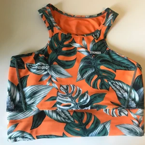 Stronger sport-bh  - Fin sportbh från Stronger i storlek M. Sitter superskönt och täcker längre ner på magen och på ryggen än en vanlig tränings bh!! Den är använd men kommer inte till användning längre, fortfarande i väldigt bra skick.Skriv om du är intresserad eller har några frågor!!💓 (( köparen står för frakt!! Ca 150kr inklusive frakt)) pris kan diskuteras :)