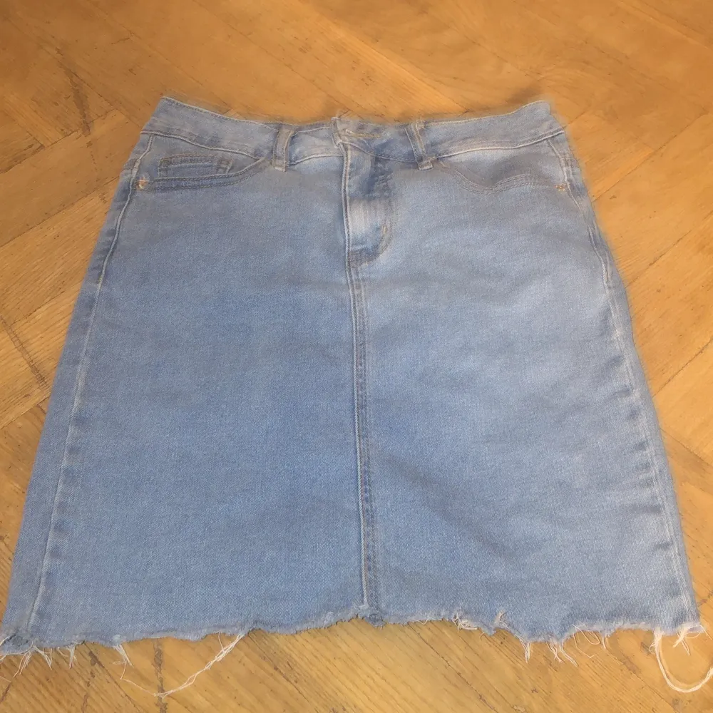 Säljer denna jeans kjolen för endast 20kr, köparen står för frakten. (Jag har klippt den själv i längden ) köpte den i Danmark 2019 och sen dess har jag använt den 2-3 gånger. Storlek XS. Kjolar.