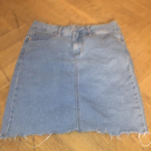 Jeans kjol - Säljer denna jeans kjolen för endast 20kr, köparen står för frakten. (Jag har klippt den själv i längden ) köpte den i Danmark 2019 och sen dess har jag använt den 2-3 gånger. Storlek XS
