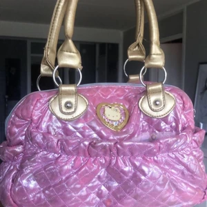 Y2k hellokitty väska - Jätte söt hello Kitty väska som är en perfekt storlek där man får plats me mycket saker💖