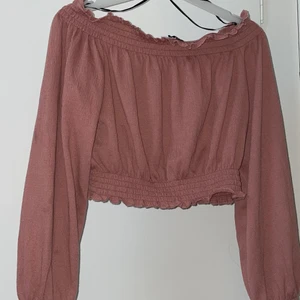 Topp - Hejsan, jag säljer denna rosa topp som köptes för 1,5år sedna från hm. Säljer pågrund av att det inte är min stil längre, men den ser som ny ut. Köptes för 149kr säljs för 25kr (köpare står för frakt). Hör av dig vid frågor eller bättre bilder.💓