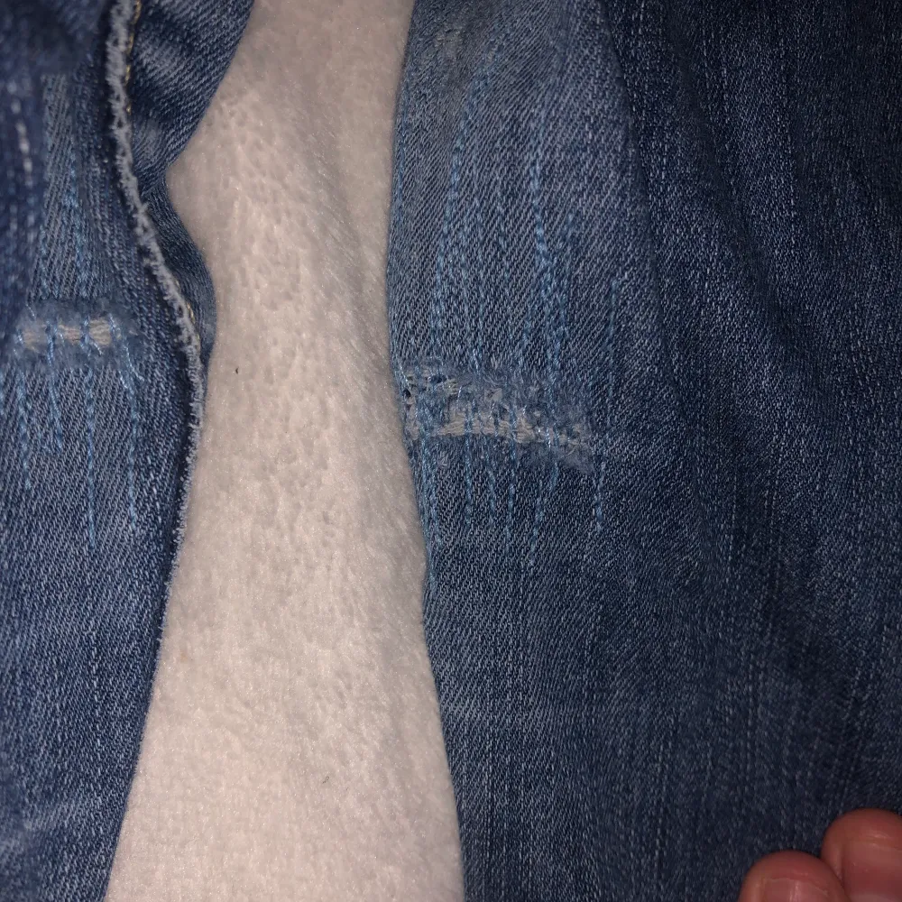 Mile high super skinny jeans från Levi’s stl 26. Slitna och lagade på insida lår. En bältesögla på höger sida är sönder. Jeans & Byxor.