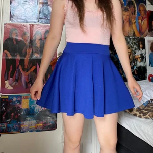 Blå kjol  - Blå kjol i rätt fint skick. Den är strechig och strolek är uppskattad. Den är ganska kort på mig som är 155 cm. Katt i hemmet. 