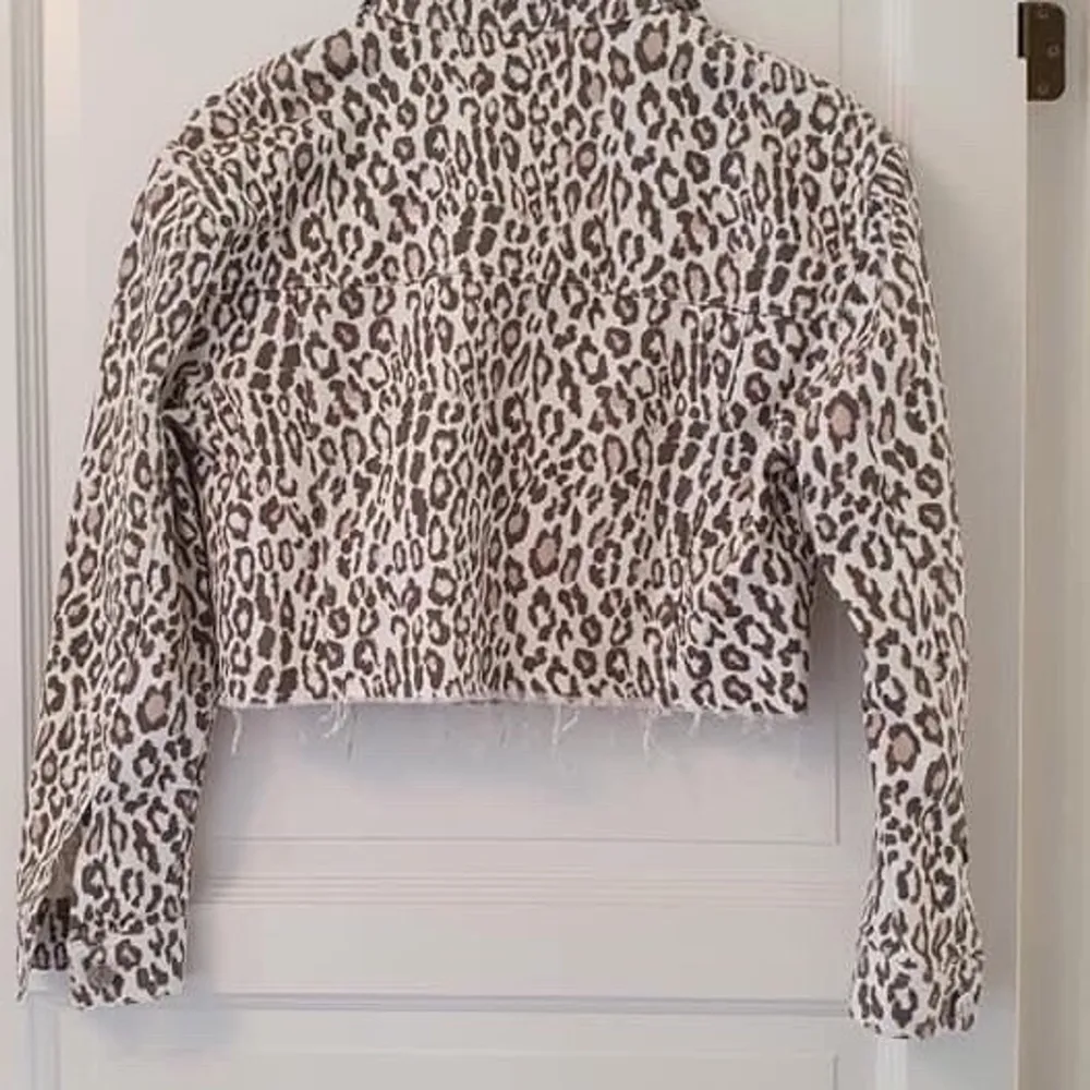 Kort leopardmönstrad jeansjacka från NAKD i storleken 36, aldrig använd - prislapp kvar. Köparen står för eventuell frakt.. Jackor.