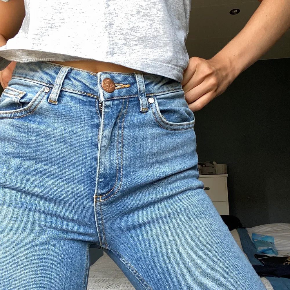 Ett par blåa high waisted jeans 👖💓(köparen står för frakten). Jeans & Byxor.