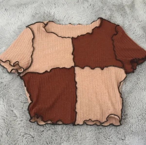 Brun topp med sömmar - Lägger upp denna återigen då köparen inte hörde av sig. 