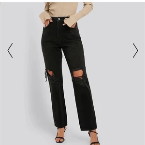 Svarta jeans med hål i  - Svarta jeans med hål i från nakd, storlek 36. Dom är jättefina men dem är tyvärr för små för mig