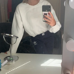 En vit tröja - Säljer denna härliga tröjan men som har fått en fläck på sig tyvärr o därmed går jag ner med priset. Men för fler bilder eller frågor är det bara att fråga mig så kan jag fixa det😊
