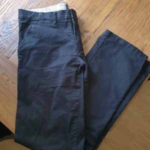 Snygga byxor från Dressman strl 33/34 - Svarta herrbyxor från Dressman i strl 33/34. Endast använda fåtal gånger så mycket gott skick.