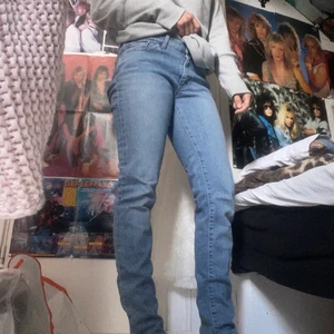 Levis jeans - Levis jeans köpta begagnat men ej använt själv då dom är för stora för mig. Dom är i fint skick. Dom är low waisted. Modellen är 711 skinny. 