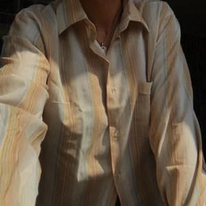 70s skjorta - Så härlig skjorta i 70-talsstuk! Perfekt som beach coverrup eller till ett par jeans!☺️💓 Köpt secondhand men inte använd av mig så i fint skick😁