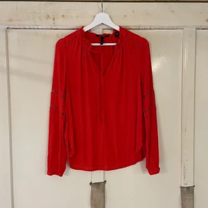 Topp, blus - Snygg blus med snörning framtill och liten ”mudd” i ärmarna 🌸