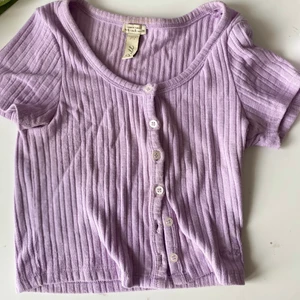 Topp - Jätte gullig lila topp från pill and bear!