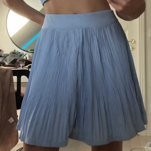 Super fin blå kjol  - Säljer åt mamma! För liten för mamma, (jag på bilderna)! Sitter med dragkedja där bak, jätte fin färg & perfekt längd men tyvärr för liten! Skriv om du har någon fråga eller om du vill ha fler bilder☺️