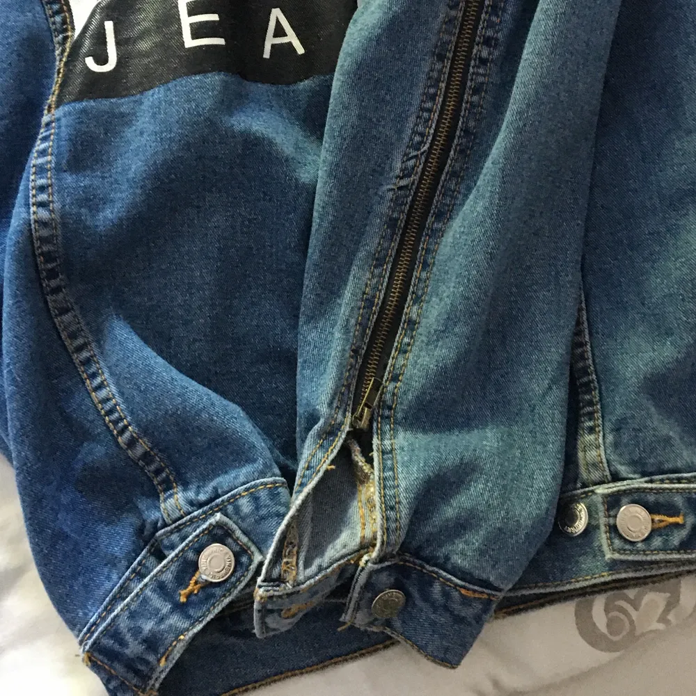 En mörkblå jeansjacka, näst intill helt oanvänd och där av säljer jag den (osäker på äktahet) köparen står för frakten✨✨. Jackor.