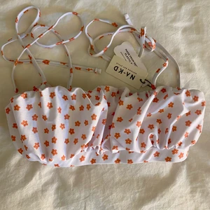 Bikinitopp med knytdetalj NA-KD  - Återvunnen bikinitopp med knytdetalj från Amanda Strands kollektion med NA-KD 🍉 Oanvänd med prislapp kvar!